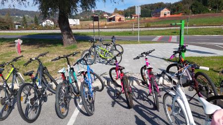 Nasloni za kolesa in servisna popravljalnica.